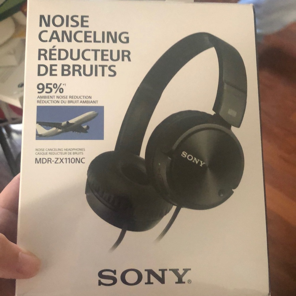 Noise Canceling HeadPhones. Brand New inBox